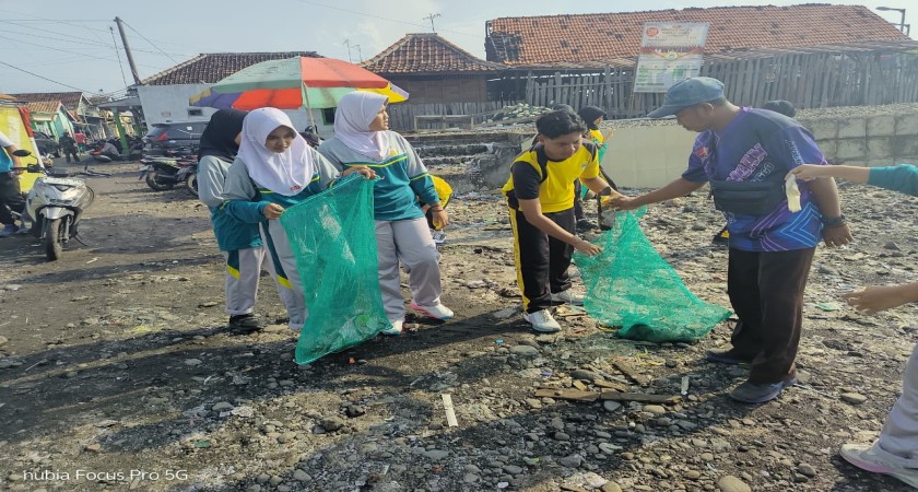 Siswa SMP Negeri 2 Kraksaan Berpartisipasi dalam Aksi Bersih Pantai Kalibuntu