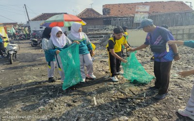 Siswa SMP Negeri 2 Kraksaan Berpartisipasi dalam Aksi Bersih Pantai Kalibuntu